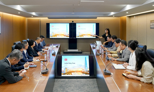 서울 중구 롯데면세점 본사를 방문한 중국국영면세점그룹(CDFG) 및 모기업인 중국여유그룹 임원진과 롯데면세점 임직원들이 비즈니스 미팅을 진행하고 있다. /롯데면세점