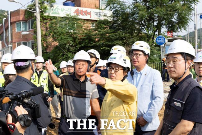 19일 김동연 경기도지사가 광명 신안산선 복구 현장에서 신안산선 복구 현장점검을 하고 있다. /경기도