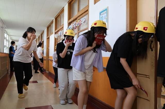 현대건설이 지난 18일 건설산업사회공헌재단·플랜코리아와 함께 울산시 울주군 무거초등학교에서 재난안전교육·어린이용 경안전모 전달식을 가졌다. /현대건설