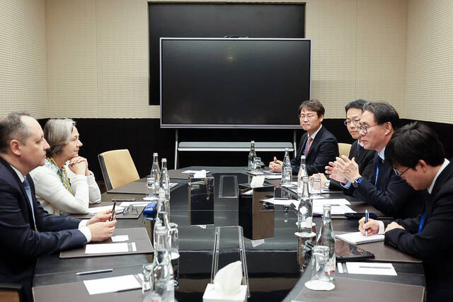 강민수 국세청장(오른쪽 두번째)이 알릭스 페리뇽 드 트호아 유럽 조세행정협의기구(IOTA) 사무총장과 양자면담을 하는 모습. /국세청