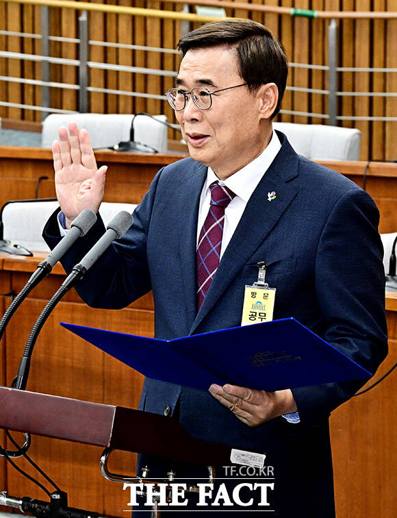증인선서하는 이종석 후보자.