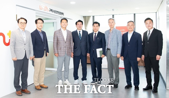 경북 구미시가 도내 최초로 설립한 구미소상공인종합지원센터가 개소 1주년을 맞아 눈에 띄는 성과를 거두고 있다. 지난해 개소식에서 김장호 시장과 협력업체 대표들이 기념촬영을 하고 있는 모습 /구미시