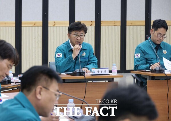 대덕구는 20일 밤부터 21일 오전 사이 매우 강한 비와 강풍이 불 것이라는 기상청의 전망에 따라 19일 구청 대회의실에서 상황판단 회의를 개최했다./대덕구