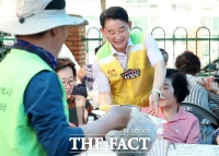  대전 서구 '사랑의 밥차' 활기…머리 손질에 따뜻한 식사까지