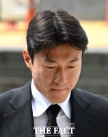  고개 숙인 채 항소심 출석하는 황의조 [포토]