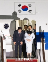  인사하는 이재명 대통령 부부 [포토]