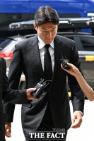  어두운 표정으로 출석하는 '불법 촬영 혐의' 황의조 [포토]