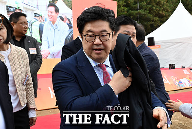 MBK파트너스는 김병주 회장이 1조원 이상 사재 출연을 거부한 적이 없다는 입장을 밝혔다. 사진은 김병주 MBK파트너스 회장. /임영무 기자