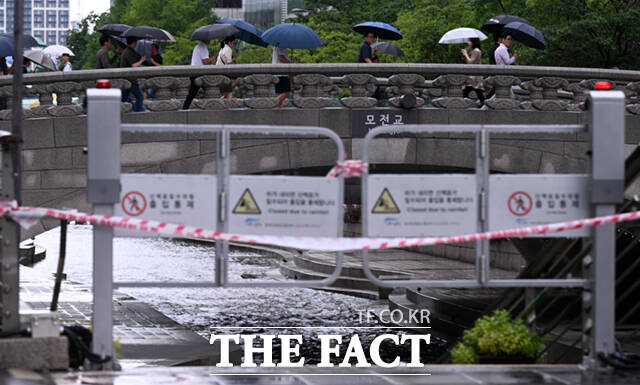 서울과 경기·인천에 각각 호우주의보, 호우경보가 발령된 20일 오전 서울 청계천 산책로 출입이 통제돼 있다.