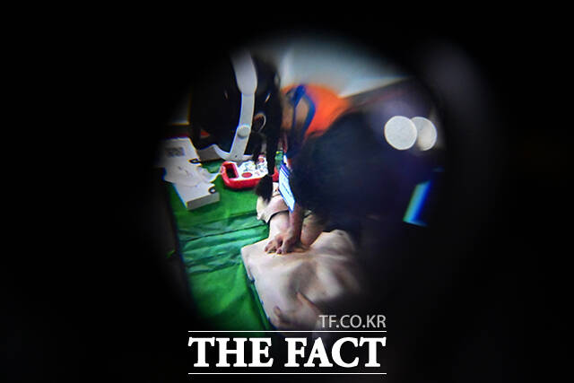 디지털 제품을 구매할 때 제공되는 요약설명서를 누구나 쉽게 이해할 수 있도록 표준화하는 방안이 추진된다. 사진은 디지털디바이스를 착용하고 심폐소생술 바라본 모습. /더팩트 DB