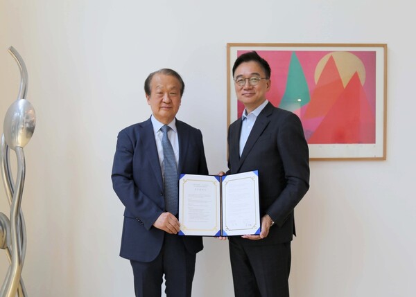 지난 18일 유영국미술문화재단에서 양호진 신세계디에프 전무(오른쪽)과 유진 유영국미술문화재단 이사장(왼쪽)이 업무협약 체결 후 기념촬영을 하는 모습. /신세계면세점