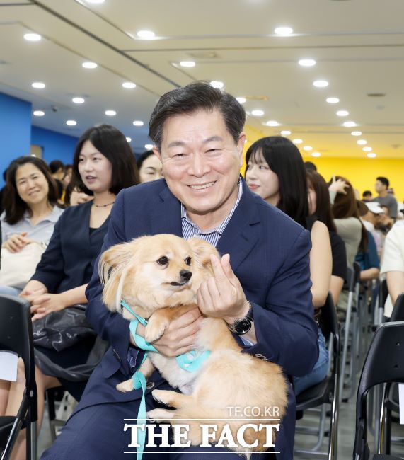 박승원 광명시장이 반려동물 전시회에서 유기견을 품에 안고 있다. /광명시