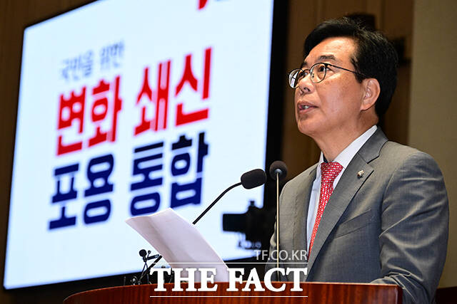 송언석 원내대표는 이날 김민석 국무총리 후보자를 겨냥해 총리 후보자 인선 문제는 반드시 근본적으로 재검토되어야 한다고 발언했다.