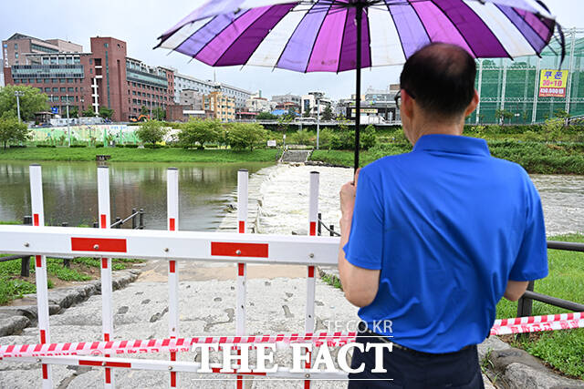 서울과 경기를 비롯한 수도권 곳곳에 호우주의보와 호우경보가 발령된 20일 오전 서울 구로구 안양천 징검다리 출입이 통제돼 있다. /서예원 기자