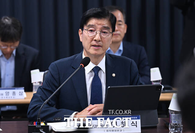 국정기획위원회 정치행정분과장을 맡은 이해식 더불어민주당 의원이 20일 오전 서울 종로구 정부서울청사 창성동 별관에서 열린 검찰청 업무보고에서 모두 발언하고 있다. /이새롬 기자