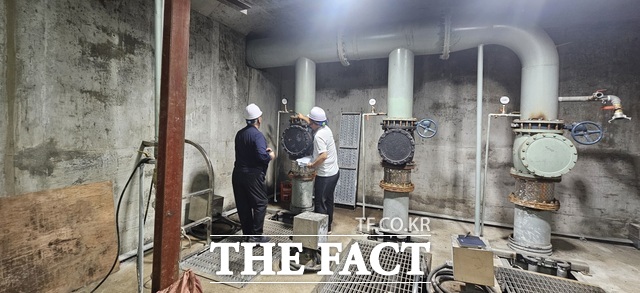 예산군 주요 지하차도 배수펌프 교체 후 관계자들이 시운전을 하고 있다./ 예산군.