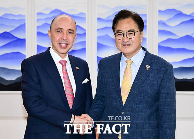 우원식 국회의장(오른쪽)이 20일 오후 서울 여의도 국회 의장집무실에서 샤픽 라샤디 주한모로코대사를 접견하며 기념촬영을 하고 있다. /국회=남윤호 기자