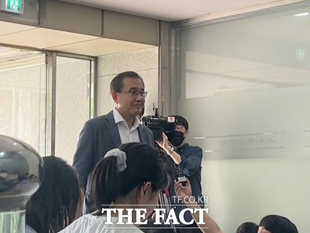 고 채 상병 수사 외압 의혹을 수사하는 이명현 특별검사가 18일 오전 서울 서초구 변호사 사무실 출근길에서 취재진 질의에 답하고 있다. /김해인 기자