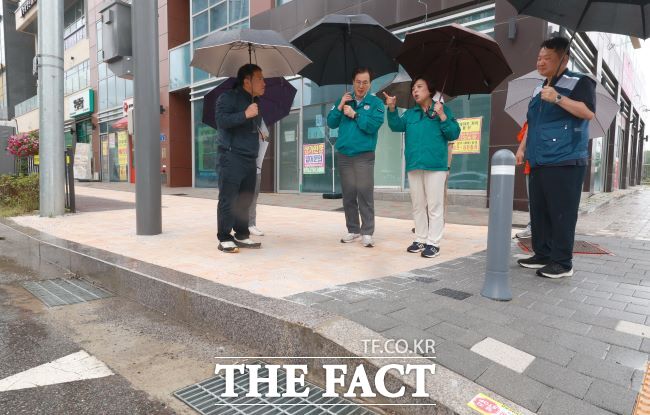 신계용 과천시장이 배수로를 점검하고 있다./과천시