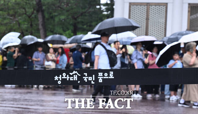 기상청에 따르면 주말인 21일 전국에 장맛비가 내리다가 오전에는 수도권, 오후에는 그 밖의 중부지방에서 그칠 것으로 관측된다. 충청권 남부는 오후 9시까지 비가 내리는 곳이 있을 것으로 보인다. /이새롬 기자