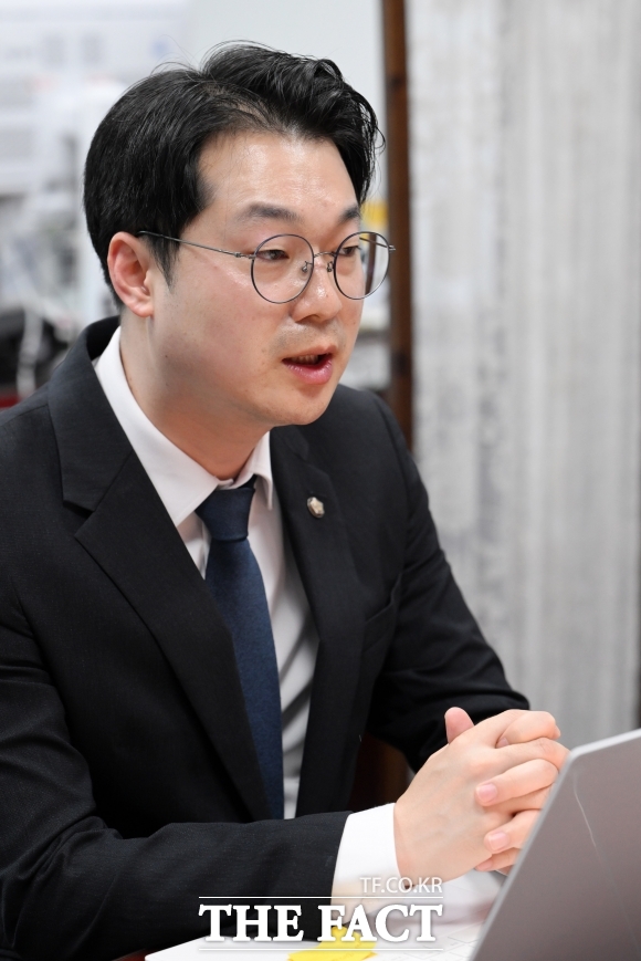 정부 출범 이후 김 의원의 관심은 자연스럽게 새 정부의 국정 운영으로 향했다. 검찰개혁만큼이나 김 의원이 확신을 보이는 건 이재명 정부에 대한 평가다. 출범 2주 만에 보여준 이 대통령의 행보에 대해 그는