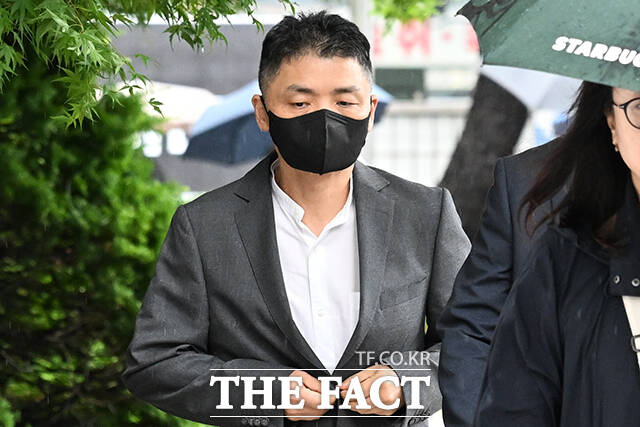김범수 카카오 경영쇄신위원장이 20일 오전 서울 양천구 서울남부지방법원에서 열린 자본시장법 위반 혐의 공판에 출석하고 있다. /서예원 기자