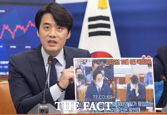 한준호 더불어민주당 최고위원은 김민석 국무총리 후보자에 대한 의혹을 제기 중인 주진우 국민의힘 의원을 향해 손자에게 7억원을 증여해 주는 할아버지 찬스가 당연한 졸부정당으로, 타인을 향해선 비리백화점으로 헐뜯는 내로남불 정당으로 낙인이 더 진하게 찍히기 전에 자중하길 바란다고 경고했다. /이새롬 기자