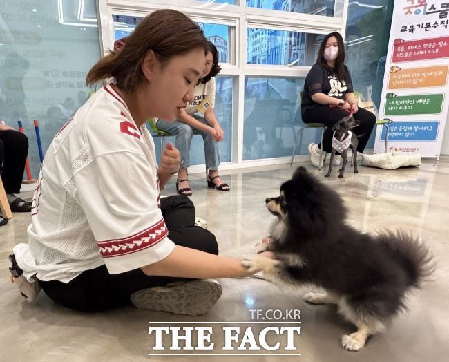 반함에서 행동교정 교육이 진행되고 있다. /광명시