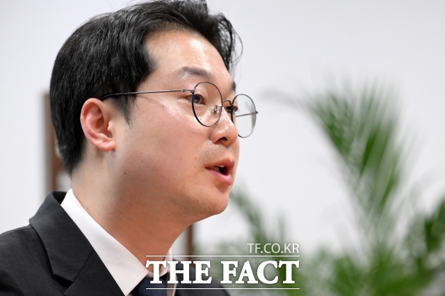 현재 국회에서는 상임위원장 배분을 놓고 여야가 대립하는 상황이다. 특히 국민의힘이 법사위원장을 내놓으라고 주장하는 것에 대해 김 의원은