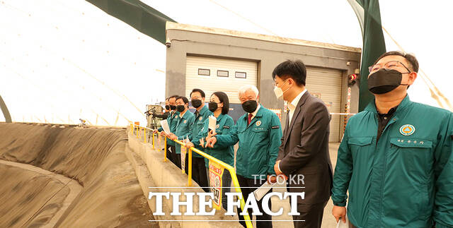 서산시의회 산업건설위원회 소속 의원들이 2025년도 행정사무감사 중 서산 산업 폐기물 매립장을 방문해 현장을 살피고 있다./ 서산시의회