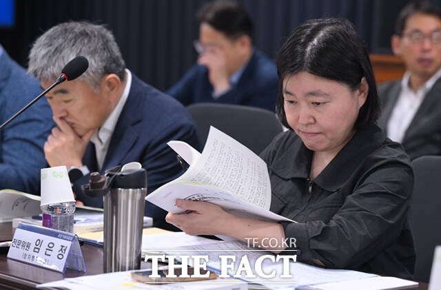 국정기획위원회 정치행정분과 전문위원을 맡은 임은정 대전지검 부장검사가 20일 오전 서울 종로구 정부서울청사 창성동 별관에서 열린 검찰청 업무보고에서 자료를 살피고 있다.