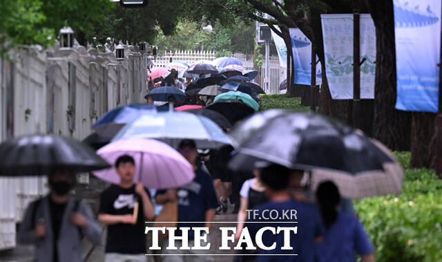 20일 전국 대부분 지역에 장맛비가 내리는 가운데 충남 일부 지역에서 호우 특보가 추가로 발효됐다. 누적 강수량은 인천이 164.5㎜에 달했다. 서울·인천 등 수도권 일부 지역에 호우주의보, 경기 일부 지역과 강원 일부 지역에는 호우경보가 유지되고 있다. 전국 대부분 지역에는 시간당 5~30㎜의 비가 내리는 곳이 많겠다. 사진은 장마가 시작된 20일 오후 서울 종로구 청와대 일대가 관람객들로 붐비고 있는 모습./이새롬 기자