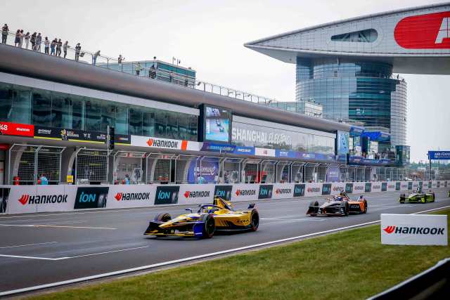 한국타이어는 오는 21일 전기차 레이싱 타이어 독점 공급사로 활동하는 세계 최고 전기차 레이싱 대회 ABB FIA 포뮬러 E 월드 챔피언십 시즌 11 제12라운드가 인도네시아 자카르타에서 열린다고 20일 밝혔다. /한국타이어