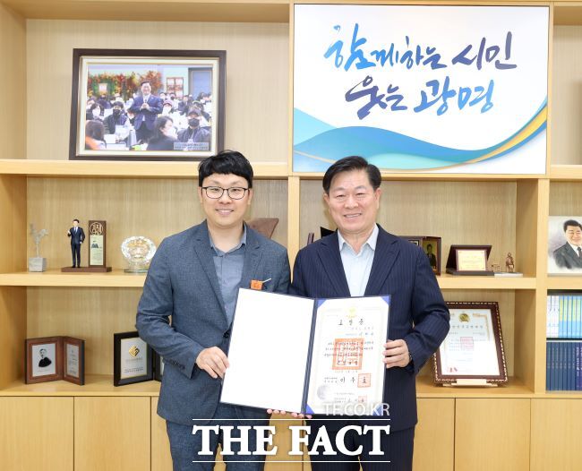 박승원 광명시장이 지난 5월 이현우 주무관에게 근정포장을 전수하고 있다. /광명시