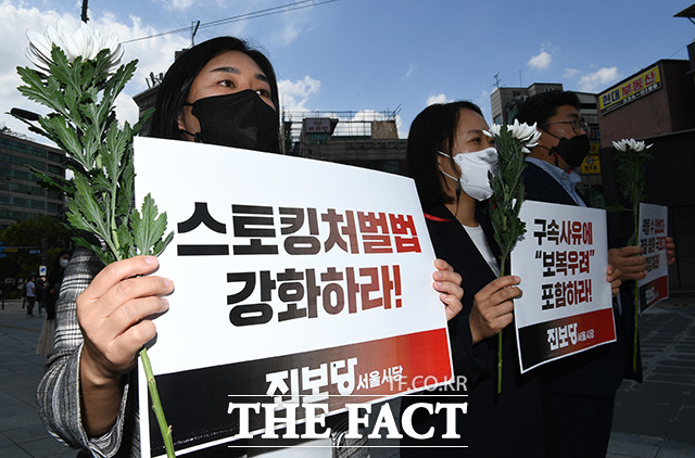 스토킹 범죄 피해자는 잠정조치에 따른 접근금지로 가해자와 분리되고 있지만, 접근금지 기간이 짧아 재범 위험에 처해 있는 현실이다. 23일 경찰청에 따르면 접근금지 등 잠정조치를 위반한 건수는 2022년 6417건 중 533건(8.3%), 2023년 8577건 중 636건(7.4%), 2024년 9847건 중 877건(8.9%) 등 해마다 증가하고 있다. /이동률 기자