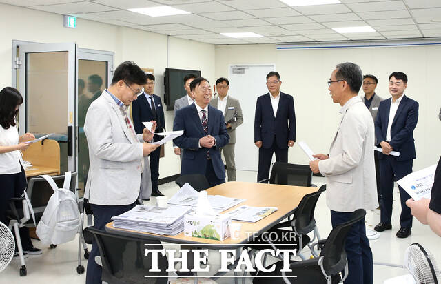 대전 직업계고 글로벌 현장학습 사전점검 및 취업 기반 조성을 위해 21일부터 독일을 방문하는 설동호 교육감이 기자실을 찾아 인사말을 하고 있다. /대전시교육청