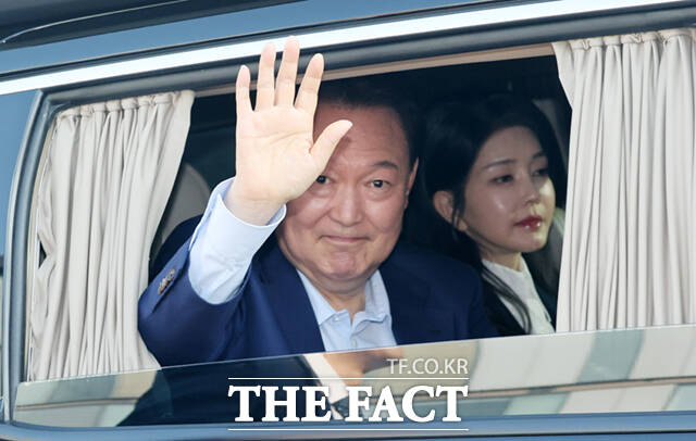 국정기획운영위원회가 윤석열 전 대통령과 김건희 씨에 대한 조사 과정 문제를 지적하며 강하게 비판했다. 검찰의 수사와 기소 분리 추진을 강하게 요구했다. 윤석열 전 대통령과 김건희 씨가 한남동 대통령 관저를 떠나던 당시다. /이새롬 기자