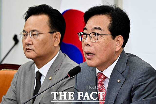송언석 국민의힘 원내대표(오른쪽)가 20일 김민석 국무총리 후보자의 출입국 기록 해명과 관련해 국민에게 거짓말을 해 신뢰를 해치고 있다며 총리의 자격에 의문을 제기했다. /배정한 기자