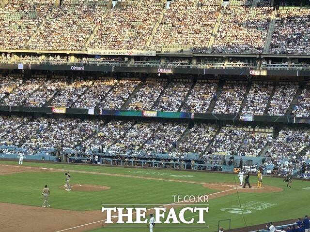 미국 메이저리그 LA 다저스는 연방정부의 이민자 단속과 이에 따른 시위가 도시 전역을 휩쓸었지만 입장을 밝히지 않겠다는 한 문장으로 대응해 논란이 되고 있다./LA=황덕준 언론인