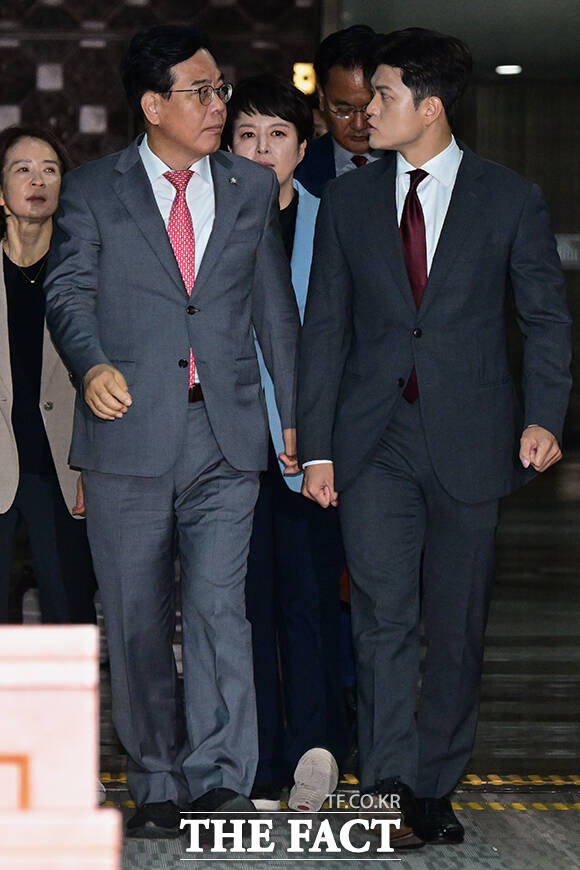 김용태 국민의힘 비상대책위원장(오른쪽)과 송언석 원내대표가 20일 오전 서울 여의도 국회에서 열린 비리백화점 이재명 정부 인사청문회 대책 긴급 의원총회에 참석하고 있다. /국회=남윤호 기자