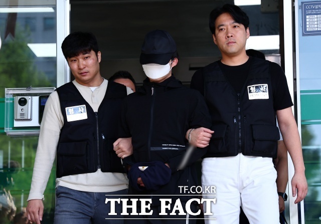 강남역 인근에서 여자친구를 흉기로 살해한 의대생 최모 씨가 지난달 14일 서울 서초구 서초경찰서에서 서울중앙지검으로 송치되고 있다./ 뉴시스