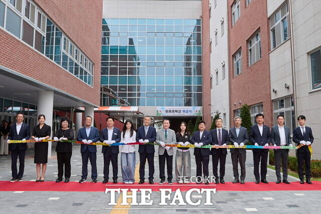 아산시는 2025년 한 해 동안 초·중·고 5개교를 개교한 데 이어 오는 2028년까지 7개교의 추가 개교를 계획하고 있다. 사진은 지난달 19일 개교한 아산모종중학교 개교식 모습./아산시