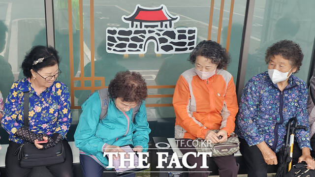 서산 해미 버스 승강장에서 키오스크를 활용해 해미와 고북에 사는 주민들이 행복버스를 호출하고 있다./ 서산시