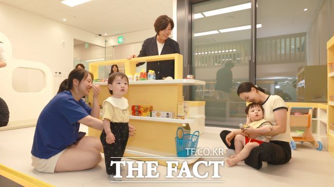 신계용 과천시장이 모두모여 놀이섬 지식지점을 방문해 시설을 살폈다./과천시