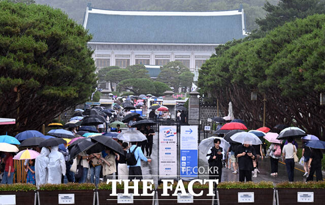 장마가 시작된 20일 오후 서울 종로구 청와대 앞이 관람객들로 붐비고 있다. /이새롬 기자