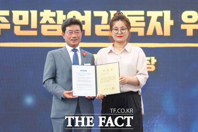 광양읍 주민차지센터 건립공사 기공식에서 정인화 광양시장이 오수진 주민참여감독자에게 위촉장을 전달하고 기념 촬영을 하고 있다./김은광 기자