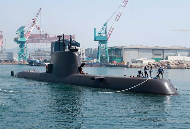214급 디젤잠수함 윤봉길함이 창정비 시운전을 마치고 입항 중인 모습. /HD현대중공업