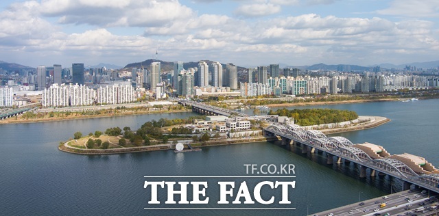 서울역사박물관(관장 최병구)은 이촌동 아파트 단지의 역사와 다채로운 주거 형태를 담은 아파트 마을, 이촌동 서울생활문화자료조사를 발간했다./서울시