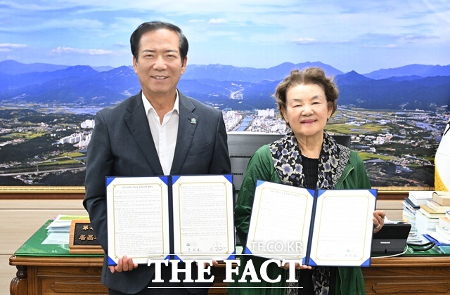 구인모 거창군수와 원로 시인 신달자 교수가 신달자문학관 조성 업무 협약 후 기념 촬영을 하고 있다./거창군