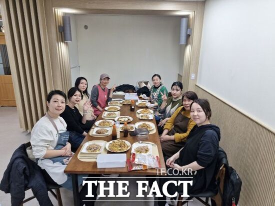 경기도가 진행한 ‘2024년 다문화가족 동아리모임 활성화 지원사업’을 통해 활동을 하게 된 다국적 요리 동아리 회원들이 기념촬영을 하고 있다./경기도